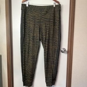 Johnny Was JW Los Angeles animal tiger print knit jogger pants athletic size XL